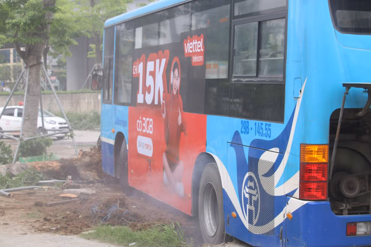 Trước đó, lãnh đạo Đội CSGT số 6 (Phòng CSGT Công an TP. Hà Nội) cho biết, vụ xe buýt tông chết người đi bộ xảy ra vào khoảng 6h10 ngày 8/4, tại đường Phạm Văn Đồng (trước cổng khu đô thị Ciputra) xảy ra vụ TNGT nghiêm trọng giữa ô tô buýt mang BSK 29B-145.55 của hãng xe bus Thăng Long Hà Nội với người người đi đường.