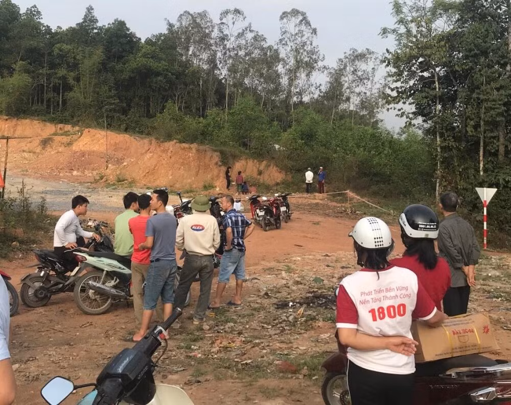  Đi chăn bò trên đồi vắng, phát hiện thi thể đang phân hủy: Chiều 3/4, người dân đi chăn bò ở huyện Quỳ Hợp, Nghệ An thì phát hiện một thi thể đang trong quá trình phân hủy, không thể nhận dạng. Ngày 4/4, chính quyền địa phương cho biết, theo giấy tờ trong ba lô thì thi thể là nam giới, trú tại xã Nghĩa Hưng, huyện Nghĩa Đàn. 
