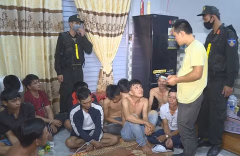  Đột kích sới bạc "khủng" có nhiều lớp bảo vệ: Ngày 4/4, Công an tỉnh Đắk Lắk tạm giữ 21 trong số 32 đối tượng để làm rõ vụ đánh bạc. Trước đó, chiều 28/3, Công an tỉnh Đắk Lắk bắt sòng bạc tại nhà đối tượng Lê Thị Bích Ngọc (39 tuổi) thu giữ trên 300 triệu đồng, gần 40 chiếc điện thoại... được biết sới bạc này phải vượt qua nhiều lớp bảo vệ. 