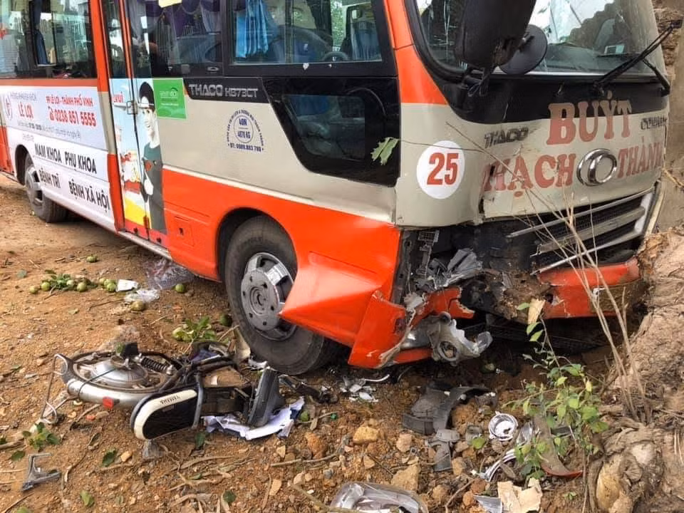  Xe buýt Thạch Thành gây tai nạn, 2 học sinh nhập viện: Ngày 1/2/2020, tại xã Nghĩa Thuận, thị xã Thái Hòa, Nghệ An xcủa hãng Thạch Thành do lưu thông với tốc độ cao đã va chạm với xe đạp điện chở 2 học sinh trú tại xã Nghĩa Thuận. Hậu quả, vụ tai nạn khiến 2 thiếu niên đi xe đạp điện bị thương.Tại hiện trường, phần đầu xe buýt hư hỏng nặng, xe đạp điện bị gãy đôi. 