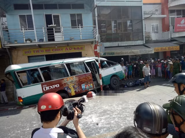  Xe buýt đổ dốc cầu tông người phụ nữ bán vé số tử vong: Ngày 4/3/2020, xe buýt mang BKS 94B-006.98 (chưa rõ danh tính tài xế) khi đang đổ dốc cầu Kim Sơn đã mất lái tông chết một người phụ nữ bán vé số. Chưa dừng lại đó, chiếc xe buýt tiếp tục đâm vào một nhà dân ven đường, làm hư hỏng một chiếc xe máy rồi mới dừng lại. 