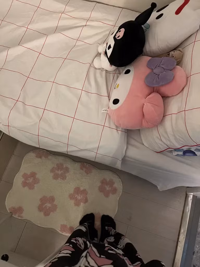 "Tôi chưa bao giờ coi mình là người theo chủ nghĩa tối giản, nhưng lối sống này khiến tôi trở thành người theo chủ nghĩa tối giản một cách mặc định. Và thật ngạc nhiên là tôi lại thích nó", Lydia nói thêm. Ảnh: SWNS.