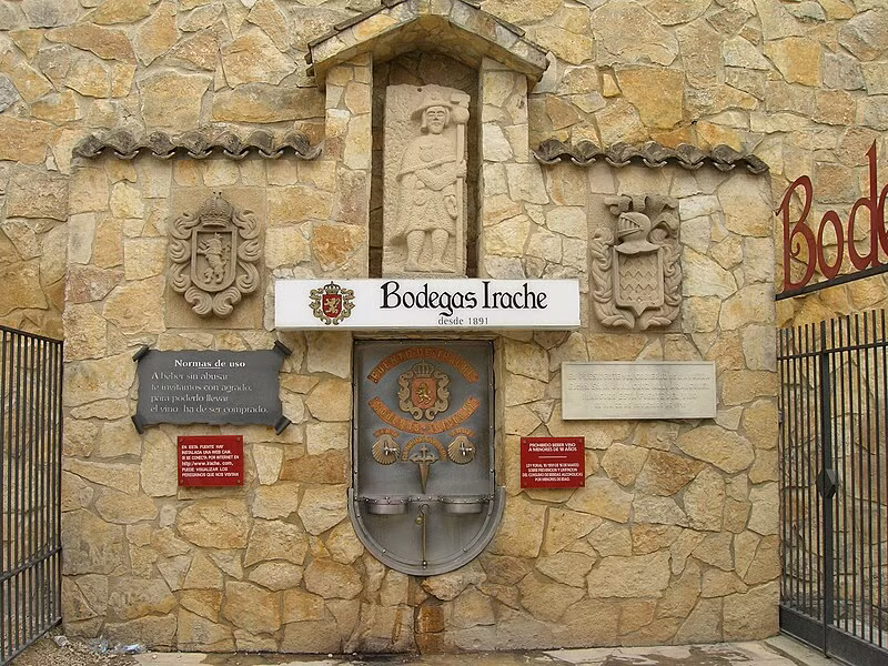 Dọc theo tuyến đường hành hương Santiago de Compostela ở miền bắc Tây Ban Nha, nếu bạn dừng chân tại Bodega Irache Winery, bạn sẽ thấy một đài phun rượu vang miễn phí. Ảnh: Wikipedia.