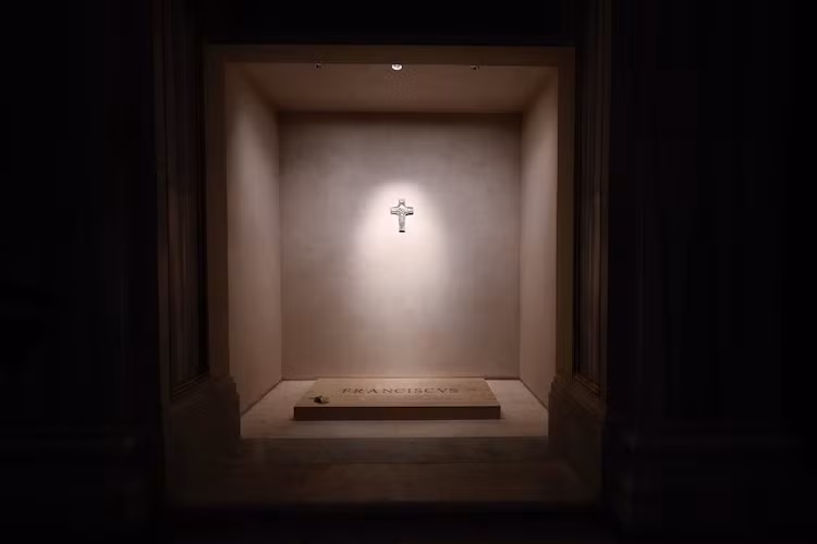 Hinh anh ve ngoi mo don gian cua Giao hoang Francis