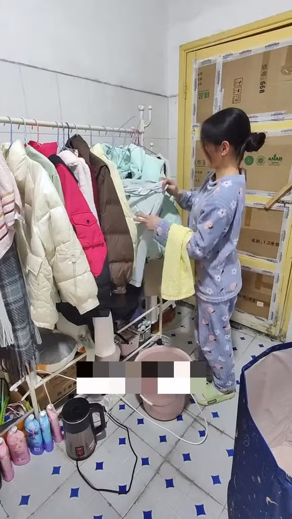 Bên trong căn phòng có một chiếc giường gấp, một giá treo quần áo. Cô cũng căng một tấm vải lớn trong phòng. Ảnh: Jam Press.