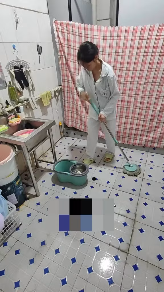 "Tôi luôn dọn dẹp phòng vệ sinh sạch sẽ để không có mùi hôi khi nằm ngủ", Yang chia sẻ trong video. Ảnh: JP.