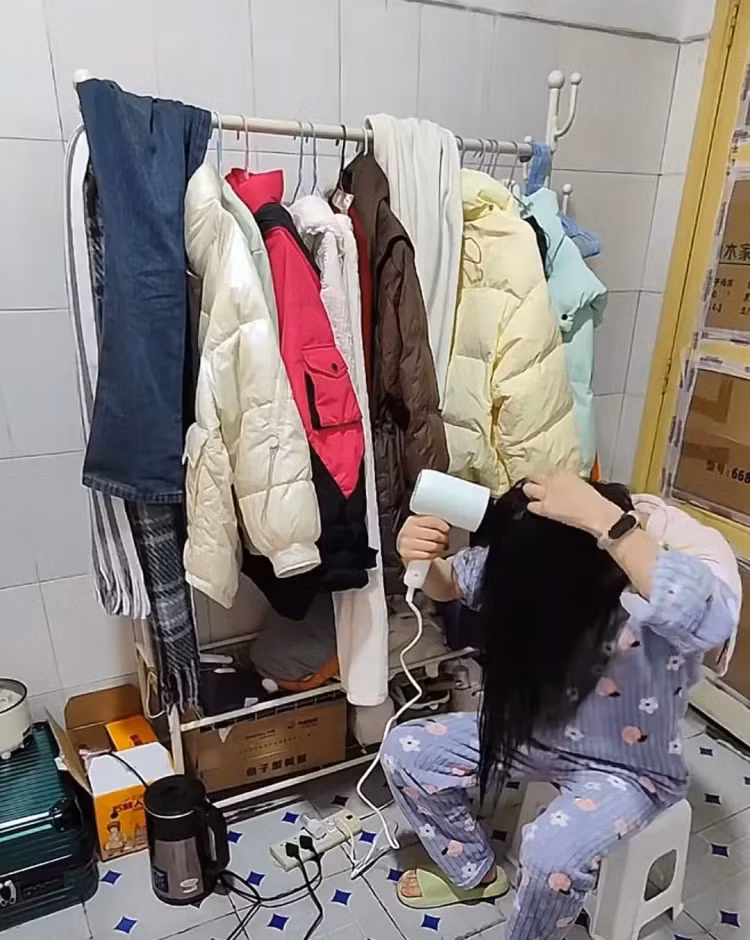 Mới đây, Yang đã quay video ghi lại cuộc sống thường nhật của cô trong nhà vệ sinh này và đăng trên nền tảng mạng xã hội Douyin, thu hút sự quan tâm của nhiều người. Ảnh: OC.