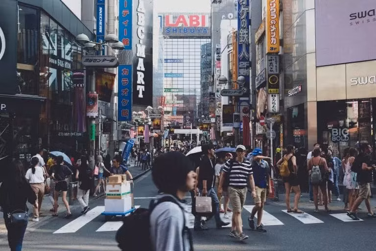 Ngã tư Shibuya là một trong những ngã tư đông đúc nhất hành tinh. Vào những giờ cao điểm, hàng nghìn người được nhìn thấy băng qua từ nhiều hướng khác nhau. Ảnh: FU. 