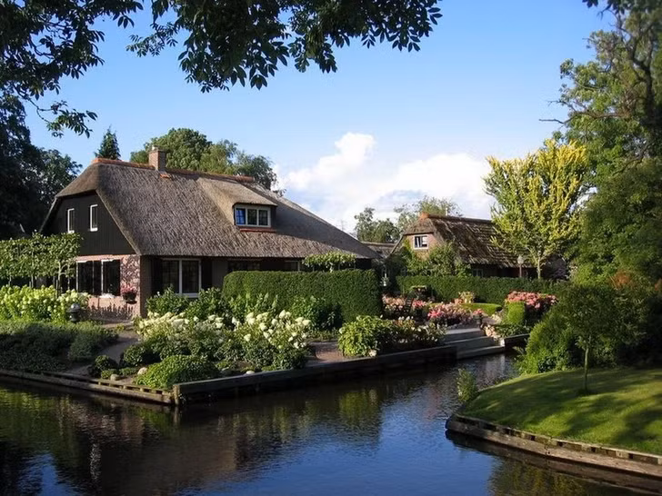 Tại ngôi làng đẹp như tranh vẽ Giethoorn, bạn sẽ không tìm thấy ô tô, xe buýt hay bất kỳ loại phương tiện giao thông hiện đại nào. (Nguồn ảnh: BP)
