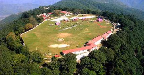 Một trong những sân cricket cao nhất thế giới nằm ở Ấn Độ. Sân này nằm ở độ cao 2.144 mét so với mực nước biển tại Chail, Himachal Pradesh.
