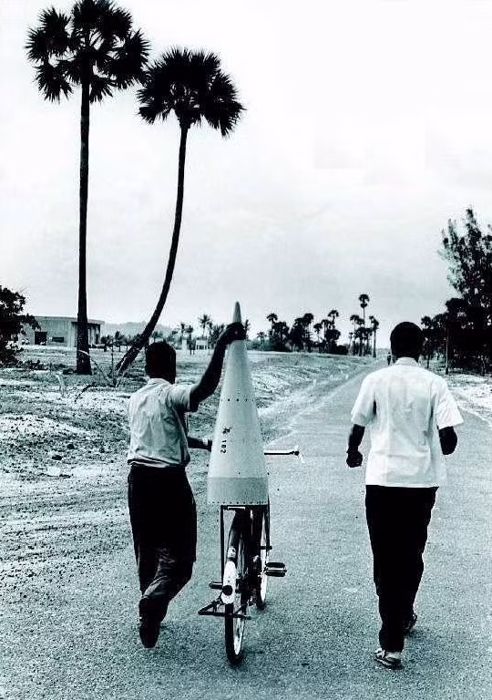 Tên lửa đầu tiên của Ấn Độ được vận chuyển bằng...xe đạp. Năm 1963, Tổ chức Nghiên cứu Vũ trụ Ấn Độ (ISRO) đã phóng tên lửa đầu tiên từ một nhà thờ ở Thumba, ngoại ô Trivandrum ngày nay. Một phần đầu tên lửa nói trên được vận chuyển bằng xe đạp đến nơi lắp ráp.