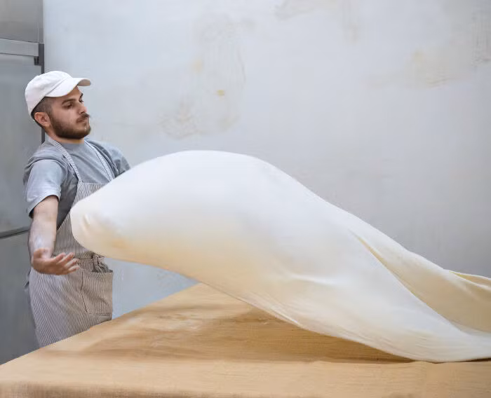 Bên trong một trong những cửa hàng bột phyllo cuối cùng ở Crete, Hy Lạp. 