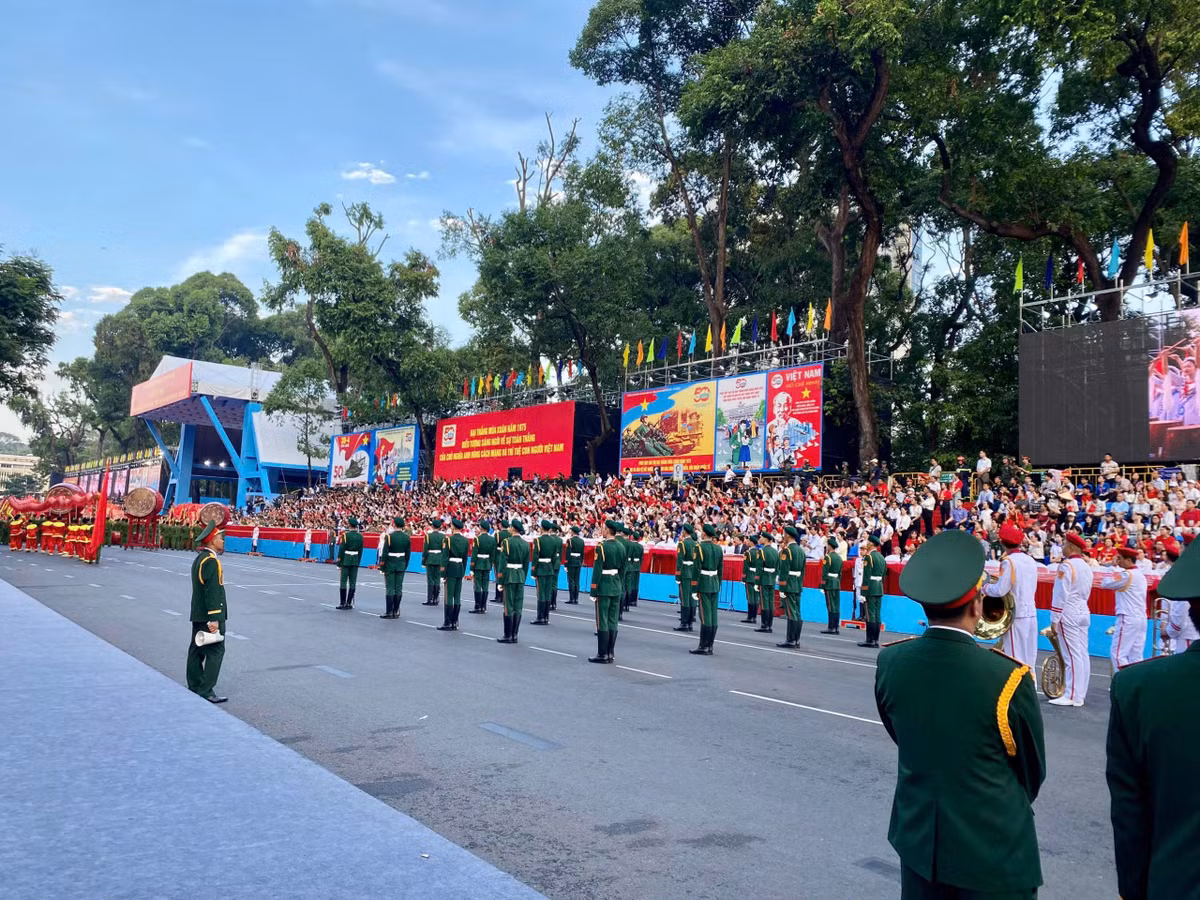 Ngoài ra, còn có khối quân đội của Lào, Campuchia và Trung Quốc cùng tham gia. Phần diễu hành có sự tham gia của 12 khối quần chúng.