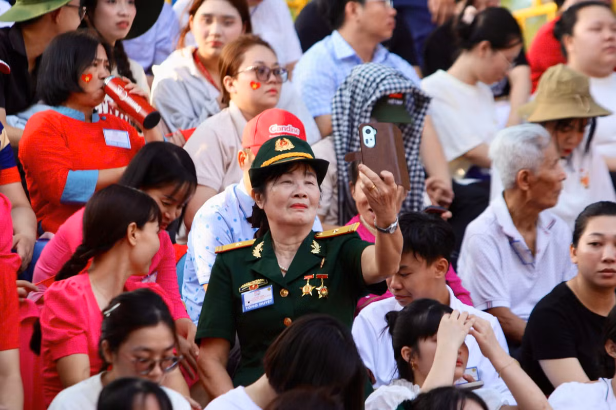 Hàng ngàn cán bộ, chiến sĩ, học sinh, sinh viên, người lao động...đã có mặt tại khu vực trung tâm Thành phố, trên các tuyến đường Lê Duẩn, Nguyễn Huệ, Bến Bạch Đằng...để xem lễ tổng duyệt.
