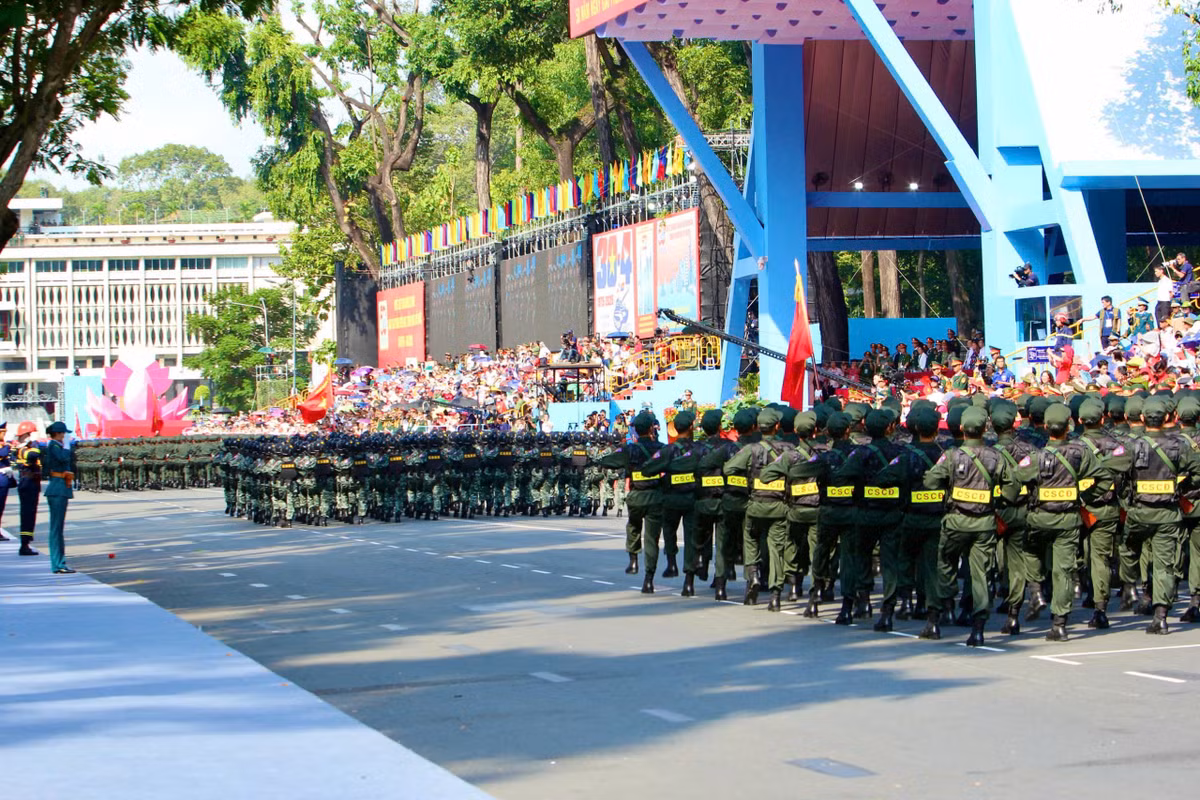 Sau khối Quân đội là khối đại diện lực lượng Công an Nhân dân.
