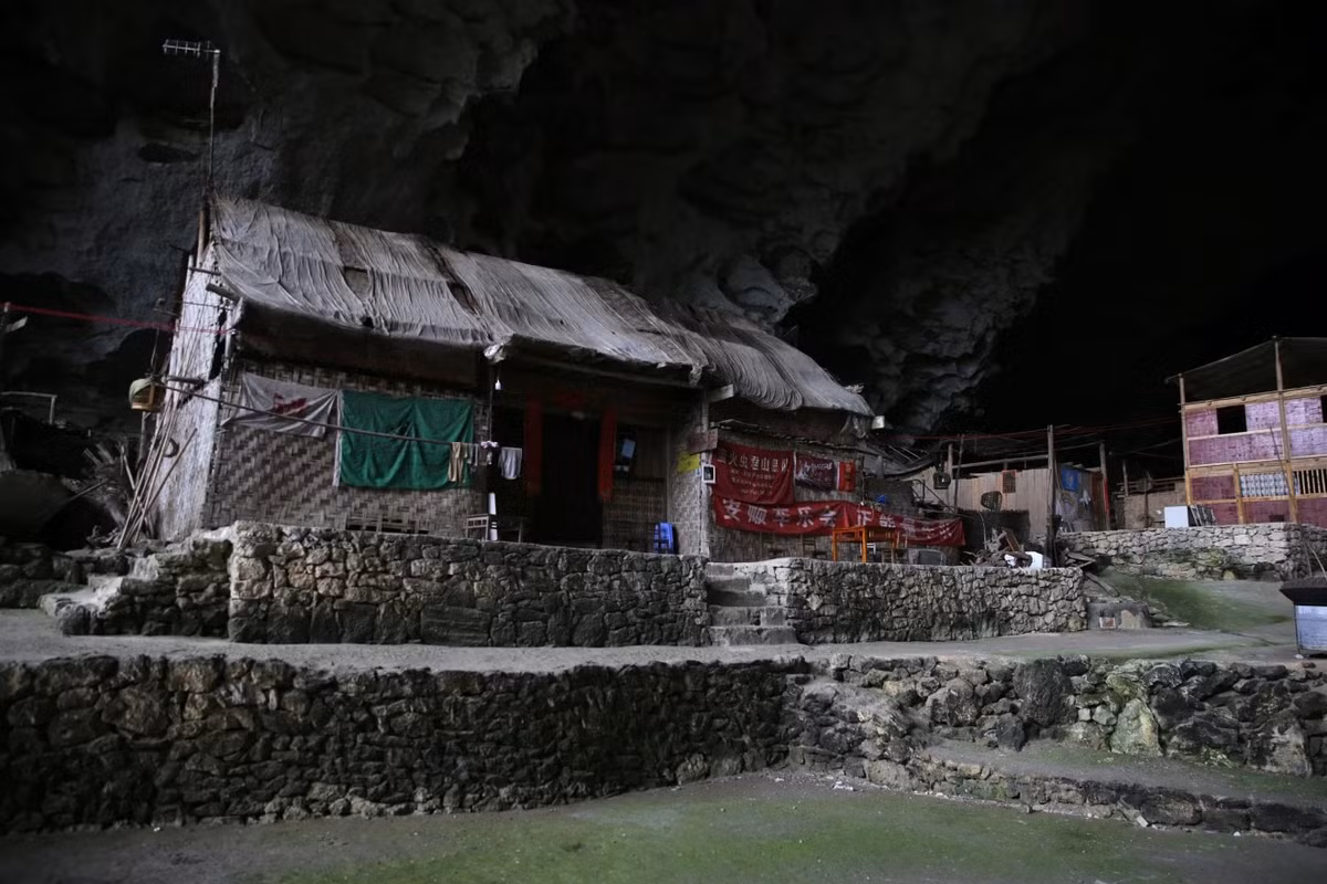 Kinh ngac cuoc song cu dan o ngoi lang dac biet trong hang dong-Hinh-3