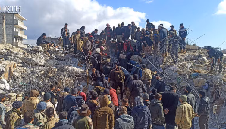Người dân tìm kiếm những người sống sót sau trận động đất ở Jindires, Aleppo, Syria, hồi tháng 2/2023. Ảnh: RTH.