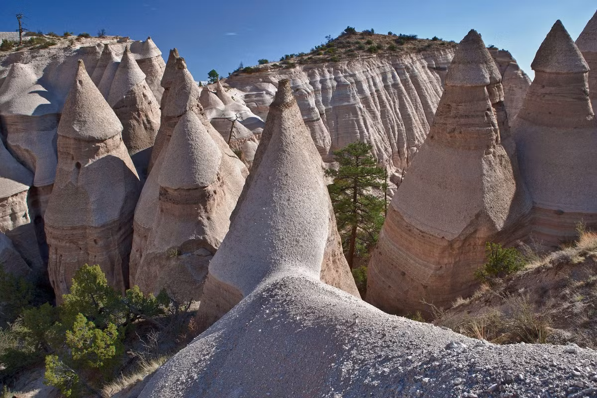 Một góc nhìn về Di tích quốc gia Kasha-Katuwe Tent Rocks ở New Mexico. Các khối đá hình nón là sản phẩm của quá trình xói mòn ảnh hưởng đến các trầm tích còn sót lại do các vụ phun trào núi lửa xảy ra cách đây 6 đến 7 triệu năm.