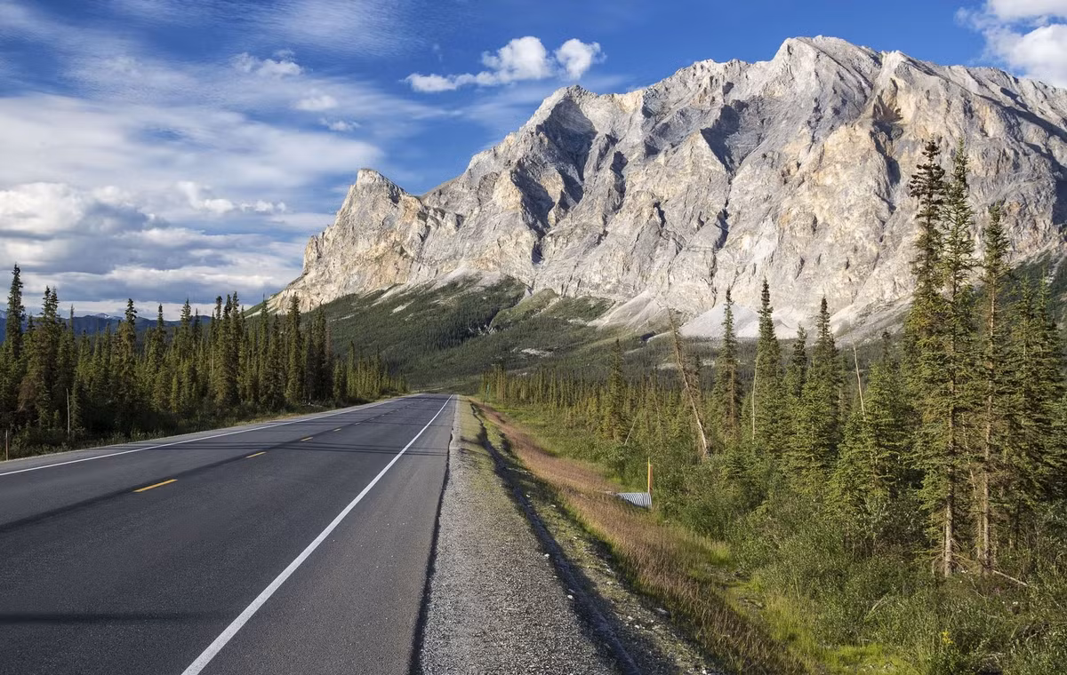 Một góc nhìn khác của Núi Sukakpak, dọc theo Đường cao tốc Dalton ở Alaska.