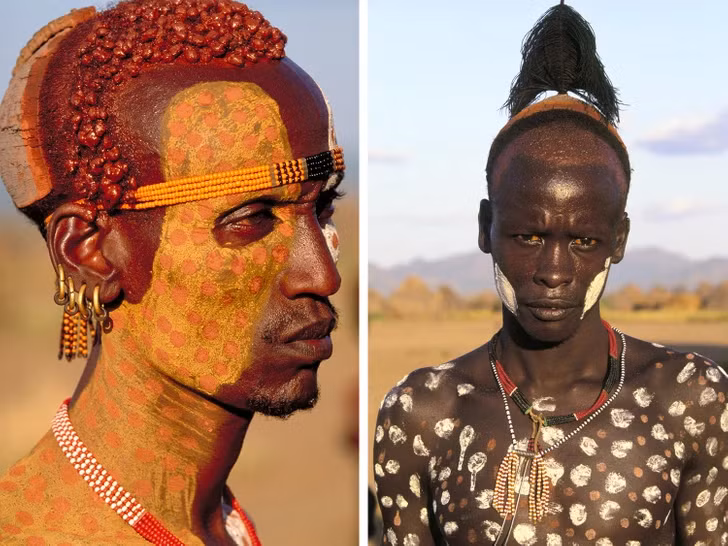 Bộ tộc Karo ở Ethiopia đã "vẽ nghệ thuật" trên cơ thể trong hơn 500 năm. Họ vẽ các họa tiết bắt mắt lên người như một phương pháp làm đẹp. "Sơn vẽ" này thường là hỗn hợp của tro, nước và mỡ động vật.