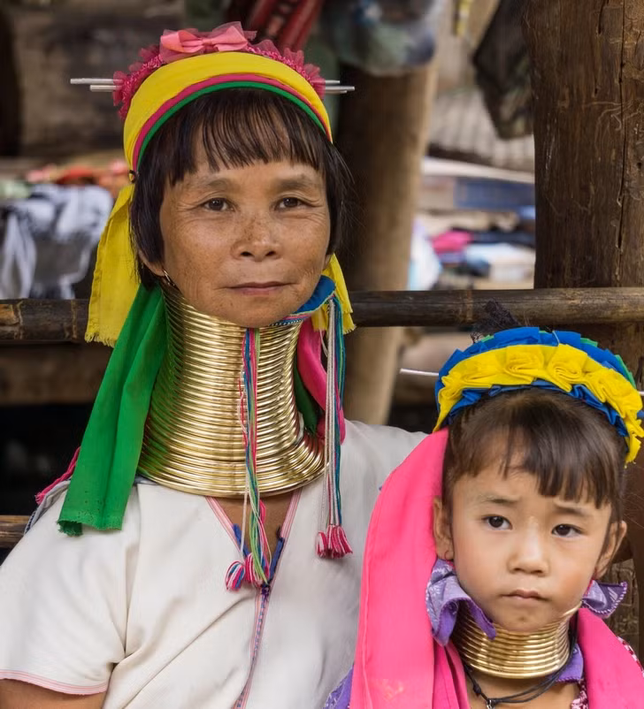 Phụ nữ bộ tộc Kayan tôn lên vẻ đẹp của mình bằng cách đeo vòng cổ. Các bé gái thường bắt đầu đeo những chiếc vòng này từ khi khoảng 5 tuổi.