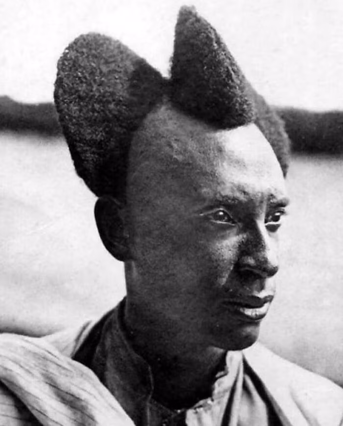 Amasunzu là kiểu tóc truyền thống ở Rwanda phổ biến trong những năm 1920 và 1930.