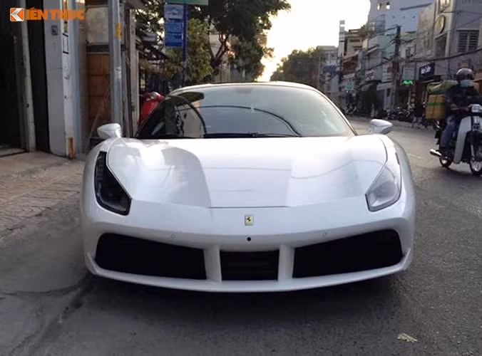 488 GTB cũng sở hữu cản trước mới với các khe hút gió lớn hơn, đèn pha LED kéo dài về phía sau và nắp ca-pô có khe khí động học.