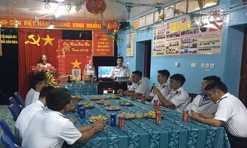 Cấp ủy Chỉ huy Nhà giàn Tư Chính đang đọc thư của Bộ tư lệnh Vùng 2 Hải quân chúc Tết cán bộ, chiến sĩ nhà giàn