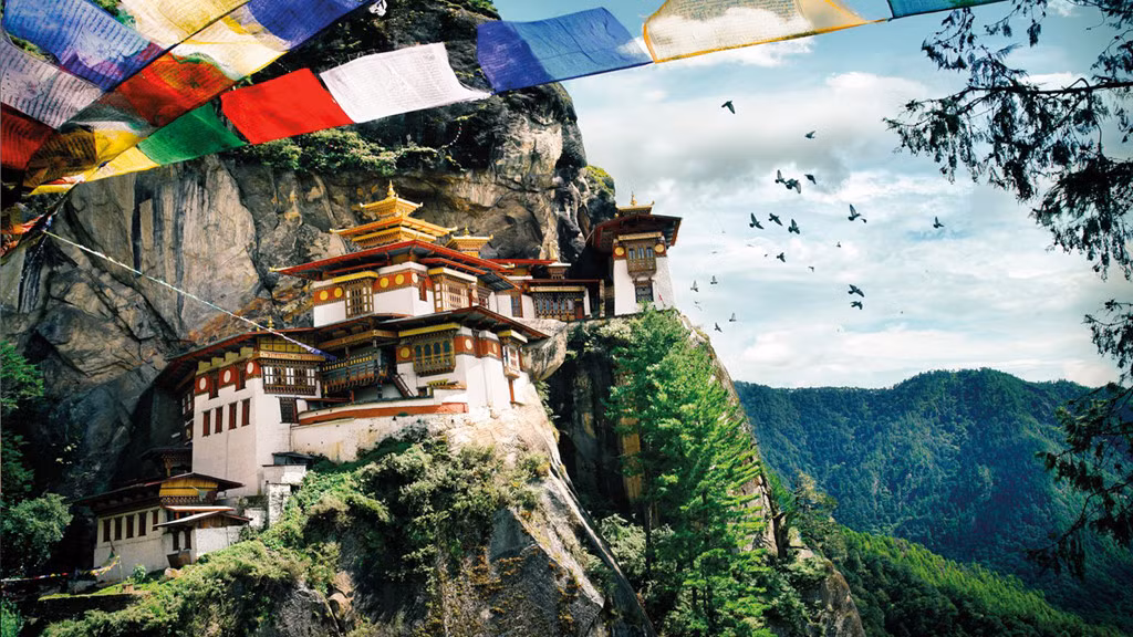 Bhutan đánh giá sự thịnh vượng dựa trên tổng hạnh phúc quốc dân. Vào mùa thu, Bhutan có 2 lễ hội thường niên, lớn nhất là Thimphu Tshechu, diễn ra trong 3 ngày nhằm tôn vinh Đức Liên Hoa Sinh. Còn Black-necked Crane diễn ra vào ngày 11/11 là để chào mừng đàn sếu cổ đen quay lại thung lũng Phobjikha. Ảnh: andBeyond.