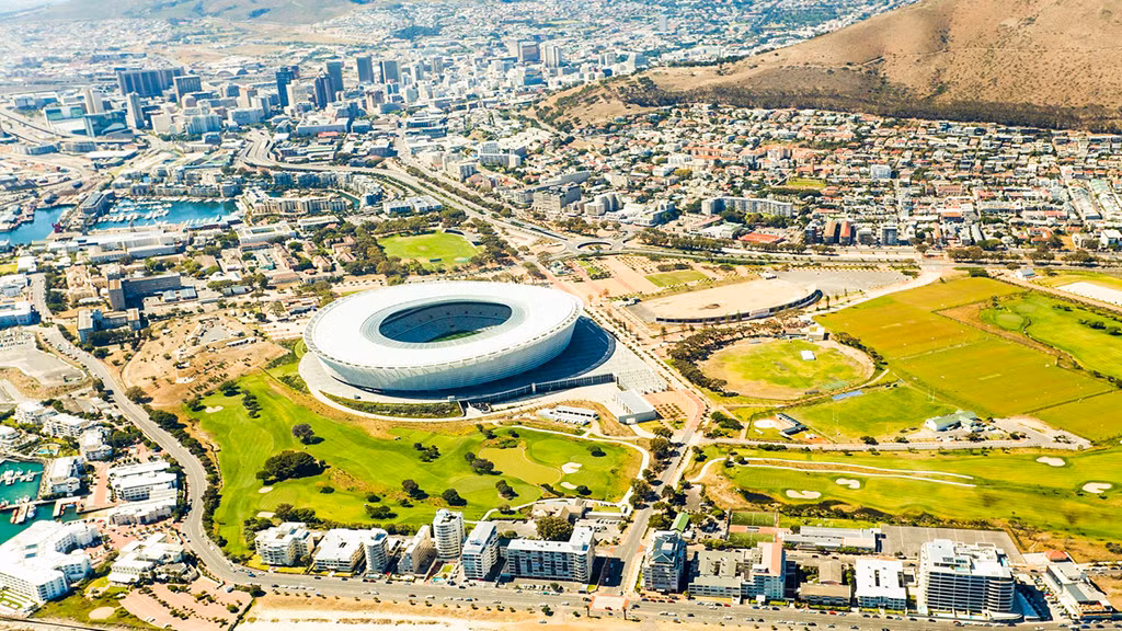 Tại Cape Town, Nam Phi, bảo tàng nghệ thuật đương đại Zeitz lớn nhất châu Phi khai trương ngày 22/9 sẽ triển lãm các tác phẩm nghệ thuật thuộc thế kỷ 21. Ngoài ra, bạn có thể ghé thăm Bảo tàng District Six, nơi trưng bày về chế độ phân biệt chủng tộc. Nếu thích khám phá ngoài trời, hãy đi cáp treo hoặc leo bộ lên núi Table Mountain để ngắm nhìn toàn cảnh thành phố. Tại bãi biển Boulders, bạn sẽ được ngắm đàn chim cánh cụt dễ thương. Ảnh: Layover Guide.