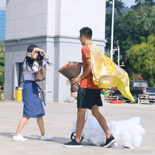Đến nơi, chàng trai quyết định dành chút thời gian để chỉnh trang lại đầu tóc, ngoại hình, chuẩn bị trang phục và phụ kiện cho màn tỏ tình đặc biệt. Anh chàng gắn bông xung quanh ván trượt, thêm thắt những dải ruy băng cầu vồng để chiếc xe thêm phần bắt mắt.