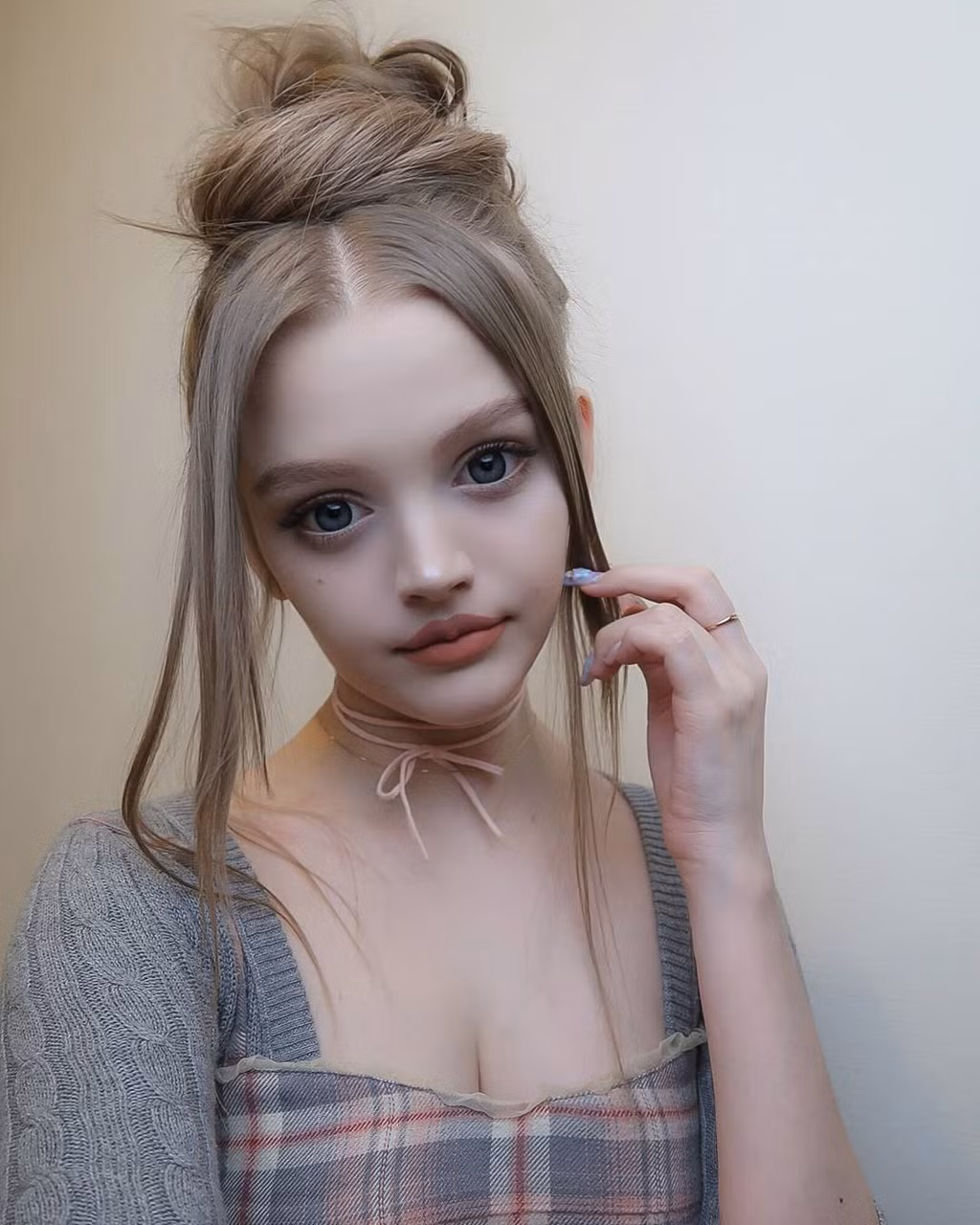  5. Dakota Rose: Dakota Rose (22 tuổi) gây chú ý với đôi mắt to tròn long lanh, mũi nhỏ nhắn, môi chúm chím, làn da trắng bóc. "Búp bê sống" tuổi teen khẳng định mình không phẫu thuật thẩm mỹ. Cô giải thích mình trông giống búp bê vì cách trang điểm và ăn mặc. Rose nổi tiếng tại Nhật Bản. Cô nàng cũng thường xuyên xuất hiện trên các chương trình giải trí của Nhật.