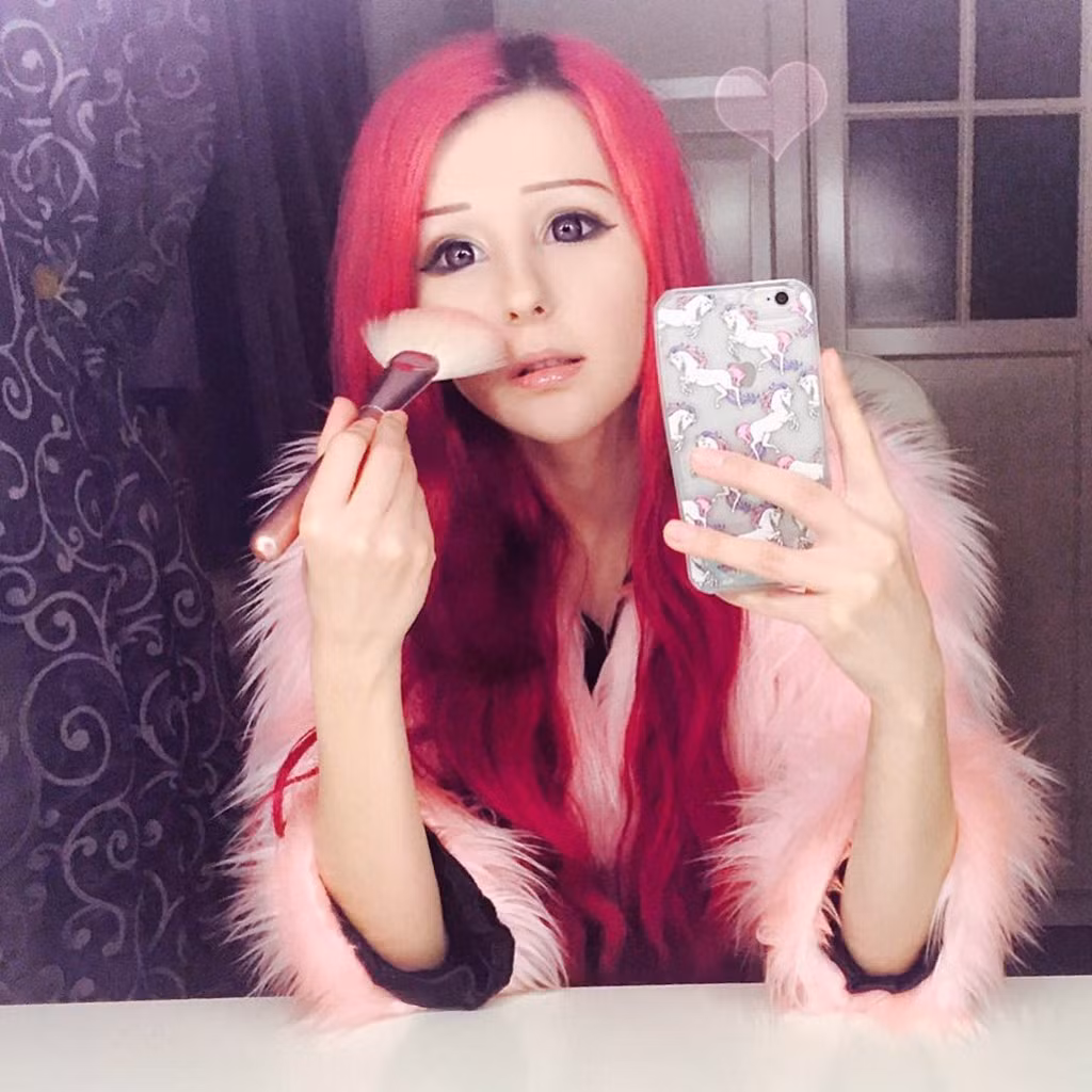  6. Anastasiya Shpagina: Vốn là chuyên viên trang điểm, Anastasiya dễ dàng biến mình thành "nàng búp bê sống chính hiệu". Ngoài hóa trang thành búp bê, Anastasiya còn đăng lên trang YouTube của mình những video trang điểm sao cho giống những nhân vật trong phim như Sherlock, Jack Sparrow hay người nổi tiếng.