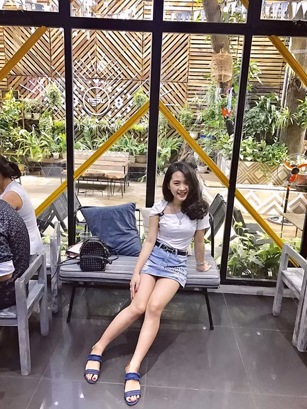 Bức ảnh nhanh chóng nhận được sự chia sẻ của đông đảo thành viên mạng. Danh tính của cô gái trở thành tâm điểm tìm kiếm, bàn tán của nhiều người. Trước sự truy tìm ráo riết ấy, nữ sinh xinh đẹp cuối cùng cũng lộ diện.