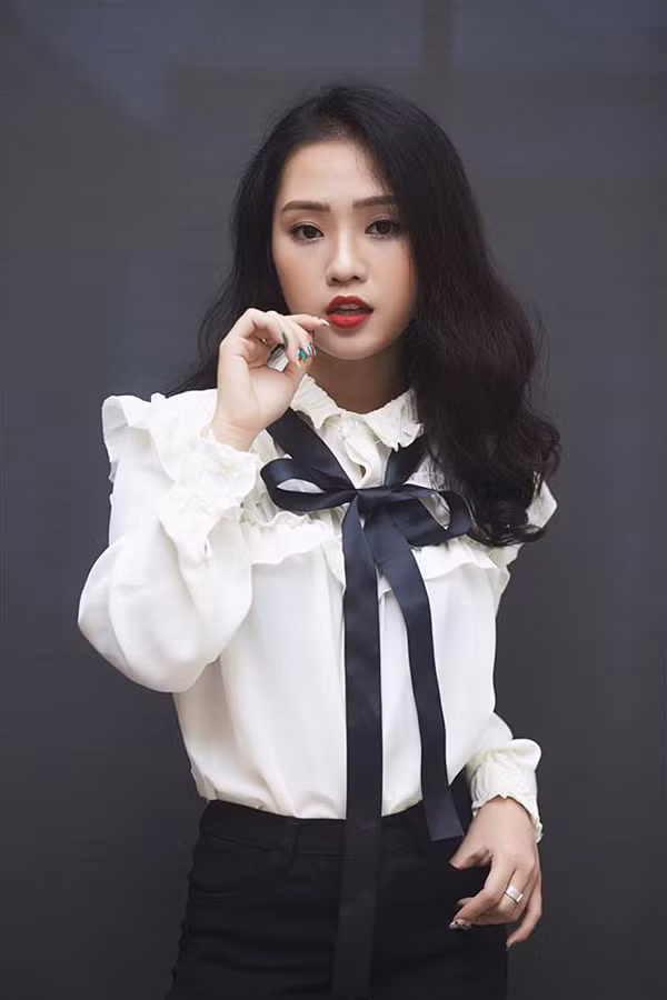 Chủ nhân bức ảnh tên là Nguyễn Thị Trà Linh, sinh năm 2000, hiện đang là học sinh trường THPT Nguyễn Trường Tộ, Nghệ An. Linh khá bất ngờ và bối rối trước sự quan tâm, chú ý của đông đảo thành viên mạng dành cho mình những ngày qua.