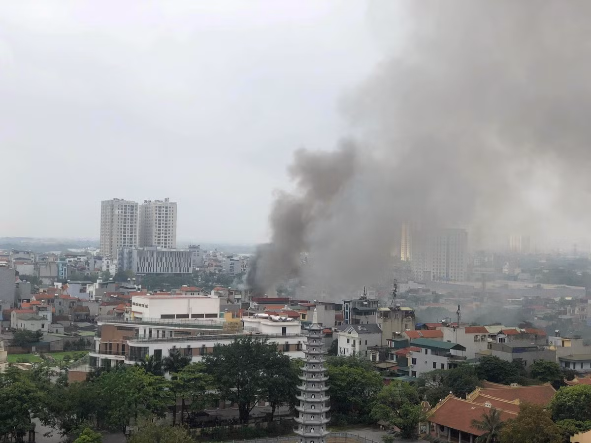 Ha Noi: Xuong go chay du doi, cot khoi boc cao hang tram met-Hinh-2