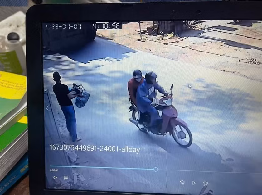 Qua rà soát, Ban chuyên án thu được hình ảnh 2 người đàn ông chở nhau trên chiếc xe máy gần với khoảng thời gian xảy ra vụ án mạng. Hơn nữa, trang phục của nạn nhân trùng khớp với một trong 2 người trên xe. Bằng nhiều biện pháp nghiệp vụ, kết hợp với những thông tin do quần chúng nhân dân cung cấp, manh mối của vụ án dần được hé lộ. (Ảnh Pháp luật Việt Nam)