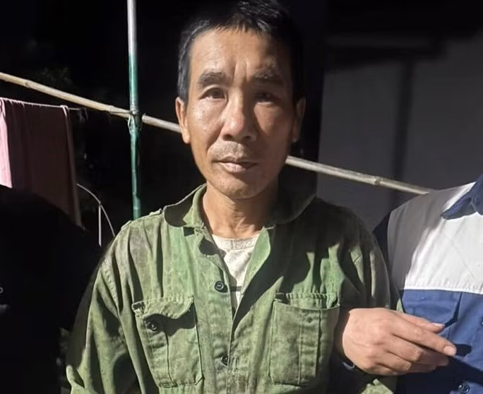 Quá trình mở rộng điều tra vụ án, Công an tỉnh Lai Châu tiếp tục bắt giữ Pờ Văn Hà (SN 1977, trú tại bản Lang 2, xã Bản Lang, huyện Phong Thổ) về hành vi "Che giấu tội phạm" theo quy định tại Điều 389, Bộ luật Hình sự năm 2015. Gần 3 ngày sau khi gây án, Minh gọi điện cho Hà nhờ mua sữa, bánh mì, lương khô, thuốc lá và điện thoại để soi đường và hứa sẽ cho Hà một chiếc điện thoại. Hà đã đồng ý đi mua đồ rồi mang đến cho Minh. (Ảnh Vietnamnet)