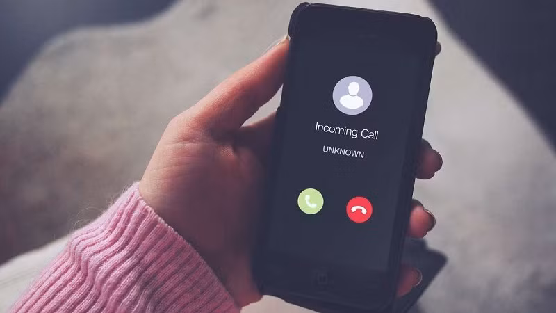 Bằng công tác nghiệp vụ, công an cũng "lần" ra số điện thoại đã gọi cho chị N. vào tối 22/10/2011. Chủ nhân của số máy nói trên là Hồ Nhật Linh, một cô gái trẻ, là bạn học cấp ba với cả hai vợ chồng chị N. Thời còn đi học, vợ chồng chị N và Linh chơi khá thân thiết. Cả chị N và Linh đều có tình cảm với anh H (chồng chị N hiện tại). Những tưởng, những thứ tình cảm tuổi học trò sẽ đẹp đẽ và trong sáng, ai ngờ Linh lại trở nên ghen tuông, bất mãn khi thấy anh H dành nhiều tình cảm hơn cho chị N. (Ảnh minh họa, nguồn Internet) 