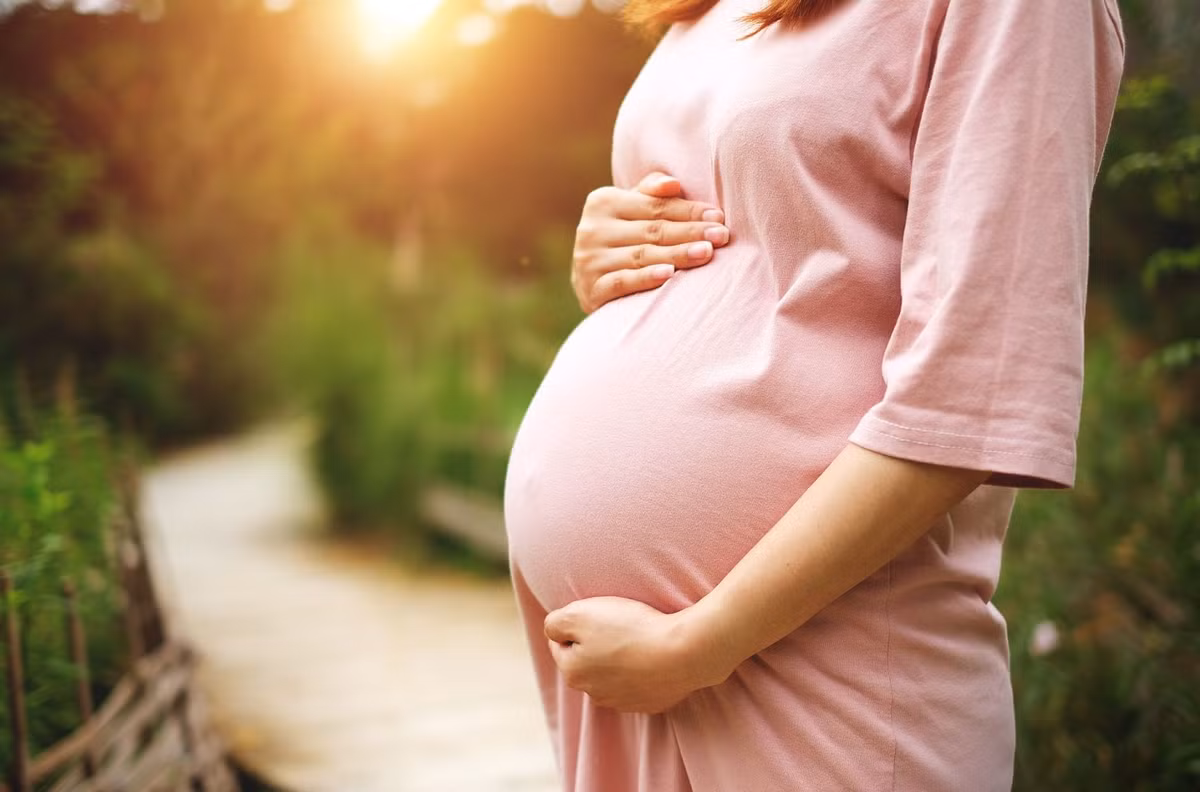 Kể từ đó, nhiều lần Linh có ý định "dằn mặt" chị N. Sau này Linh lao vào con đường chơi bời, lêu lổng. Vốn được gắn mác "người đẹp chân dài" nên Linh có nhiều bạn. Hậu quả của những cuộc đi chơi này là Linh mang thai ngoài ý muốn. Không được thừa nhận, Linh đã một mình sinh và nuôi con. Kể từ đó, người phụ nữ này trở nên hằn học, ghen tức với chị N. Trong đầu Linh đã nảy sinh ý định trả thù. (Ảnh minh họa, nguồn Internet)