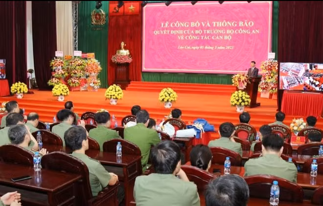 Ngày 5/5, Công an tỉnh Lào Cai đã tổ chức lễ công bố quyết định điều động cán bộ của Bộ trưởng Bộ Công an. (Ảnh Báo Lào Cai)