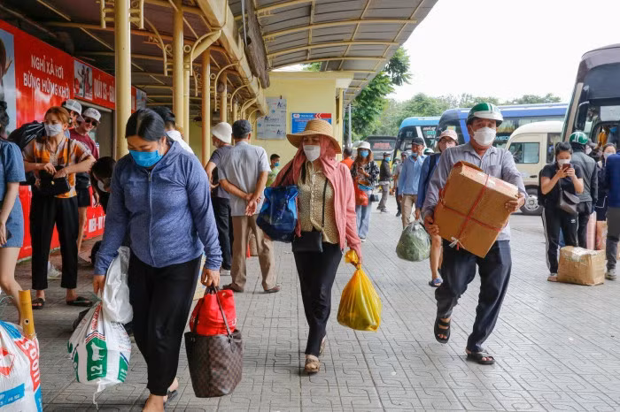 Còn tại các bến xe lớn trên địa bàn TP Hà Nội đều căng mình đón những chiếc xe khách tuyến cố định đưa người dân trở lại làm việc, học tập vào ngày mai. (Ảnh: Báo Giao Thông)