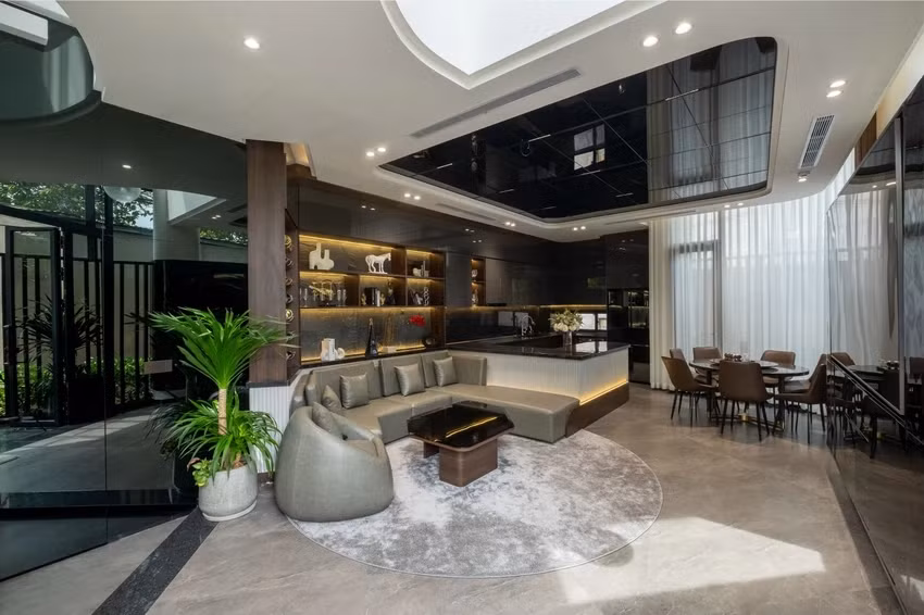 Không gian bên trong rộng hơn nhờ ánh sáng từ các mảng kính lớn.