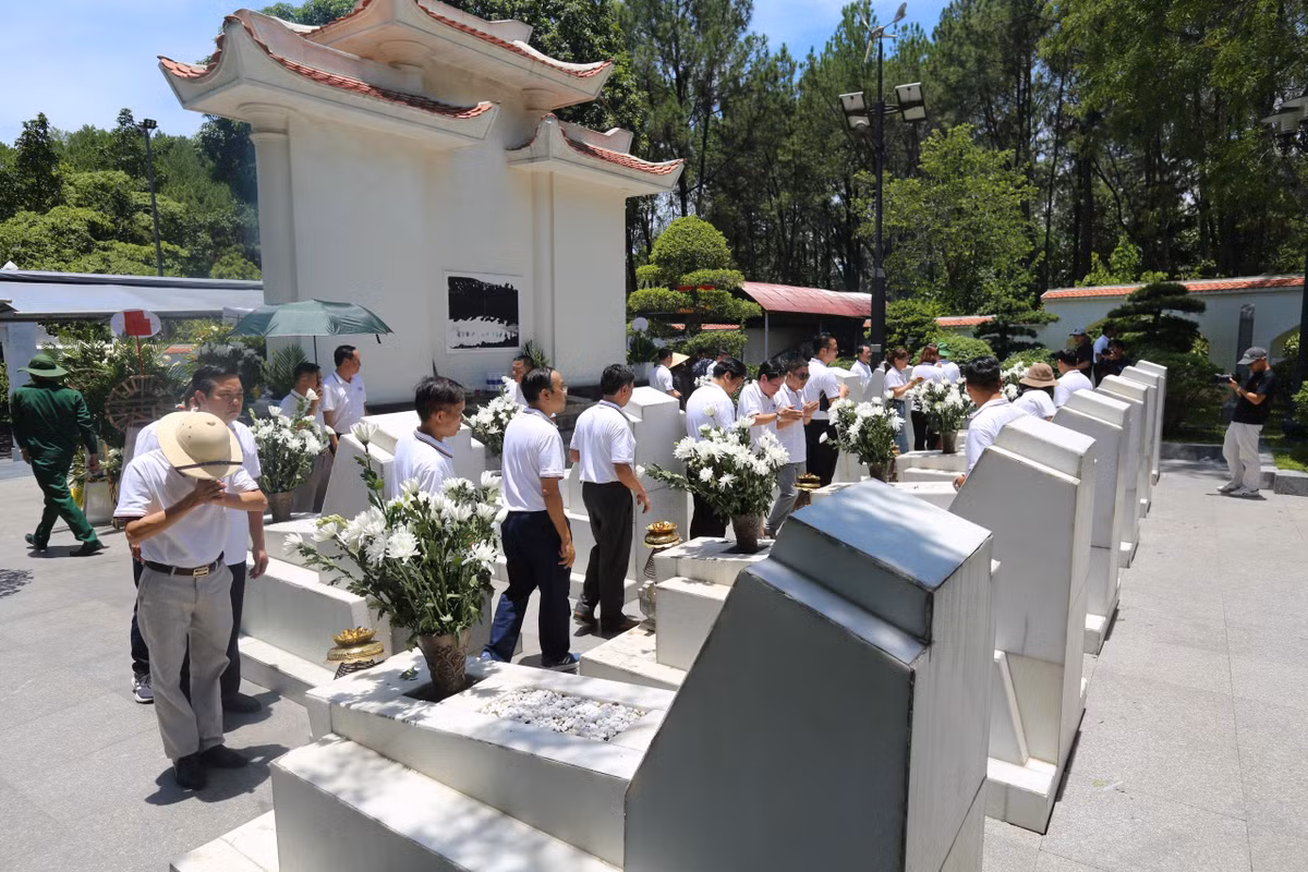 Nhằm phục vụ nhu cầu của du khách một cách thuận lợi nhất, Ban Quản lý Khu di tích lịch sử quốc gia đặc biệt Ngã ba Đồng Lộc phân công 100% viên chức, người lao động túc trực đón tiếp, hướng dẫn, hỗ trợ du khách.