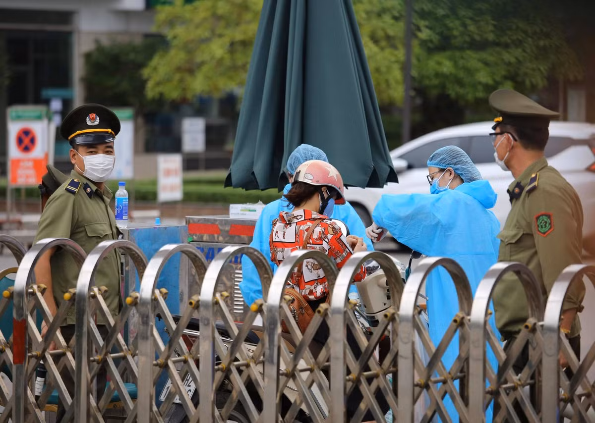 Tất cả những người có nhiệm vụ mới được vào trong viện, tuy nhiên trước khi vào phải kiểm tra thân nhiệt và làm vệ sinh, khử khuẩn.