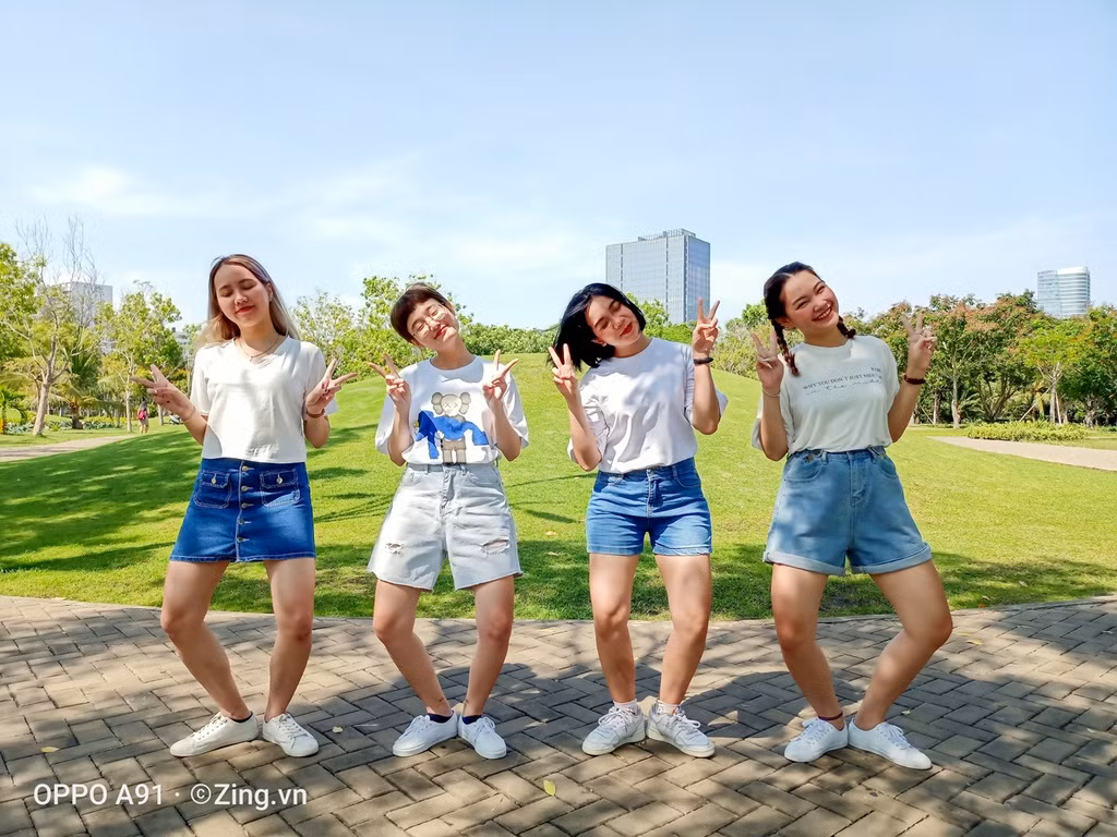 Những gì bạn cần làm là tương tác với những thành viên còn lại, hoặc chọn một cách tạo dáng “quốc dân” rồi tất cả cùng thực hiện giống nhau. Sự ton-sur-ton từ trang phục đến cách pose dáng sẽ mang đến cho bạn những bức ảnh nhóm ngộ nghĩnh, đáng yêu, mà không kém phần thời thượng.