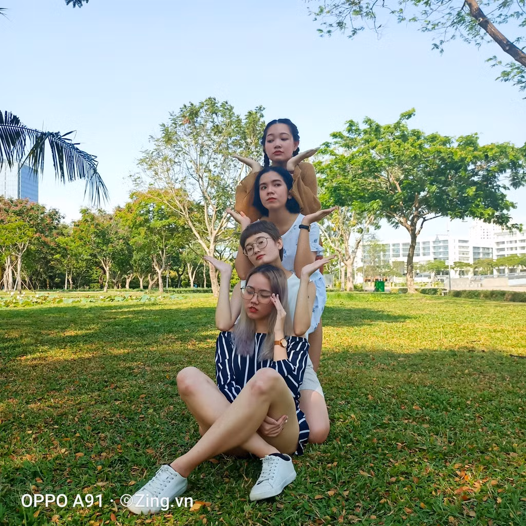 Nếu chụp một mình đòi hỏi những dáng pose ảnh cần sự chuyển động nhằm mang đến thần thái và sự thu hút, thì khi chụp ảnh nhóm, bạn không cần đầu tư quá nhiều vào kỹ thuật tạo dáng.