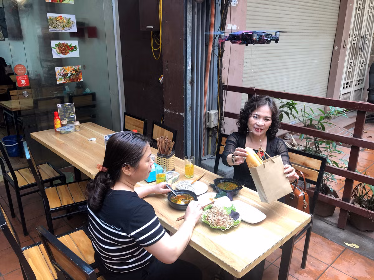 Khách hàng dễ dàng lấy bánh mì từ trong túi giấy. Flycam cũng được cố định độ cao và ổn định cho khách dễ lấy đồ.