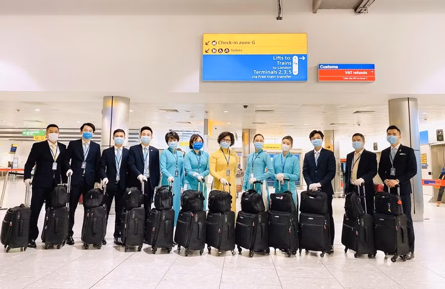 Tổ bay chuẩn bị lên đường phục vụ chuyến bay từ châu Âu về Việt Nam (Ảnh: VNA cung cấp).
