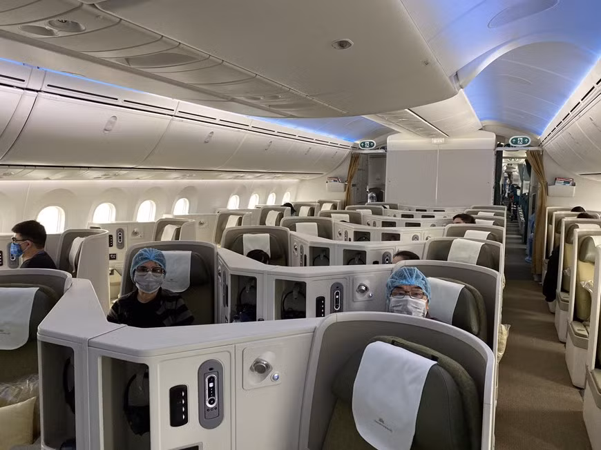 Hành khách trên các chuyến bay bắt buộc phải đeo khẩu trang trong suốt thời gian bay. (Ảnh: VNA cung cấp)